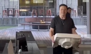 Elon Musk paid a visit to Twitter’s headquarters ahead of an end-of-week deadline to close his deal to buy the company, posting a video of himself in the company’s San Francisco lobby carrying a sink.
