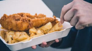 Britain’s iconic fish and chip shops are facing renewed financial pressure as rising oil prices linked to escalating tensions in the Middle East threaten to drive up operating costs across the sector.