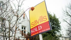 Savills has agreed a deal worth close to $1 billion to acquire US property investment bank Eastdil Secured, marking a significant strategic move aimed at strengthening the British real estate group’s presence in the lucrative American market.